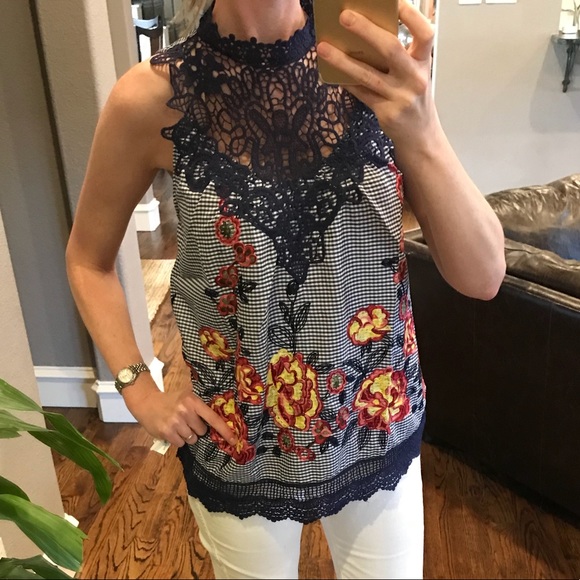 Sleeveless Gingham Crochet Floral Embroidered Top - Picture 3 of 8